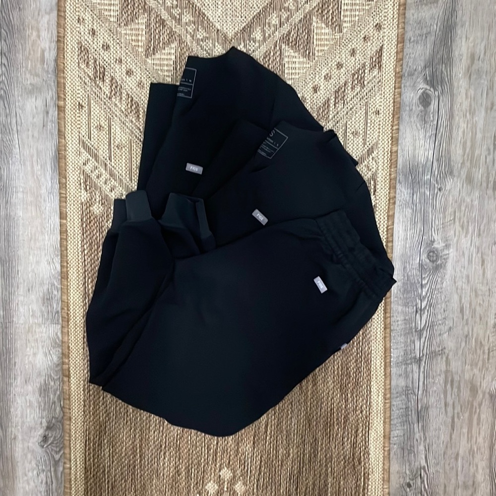 2 TOPS FIGS JOGGER SCRUB SET